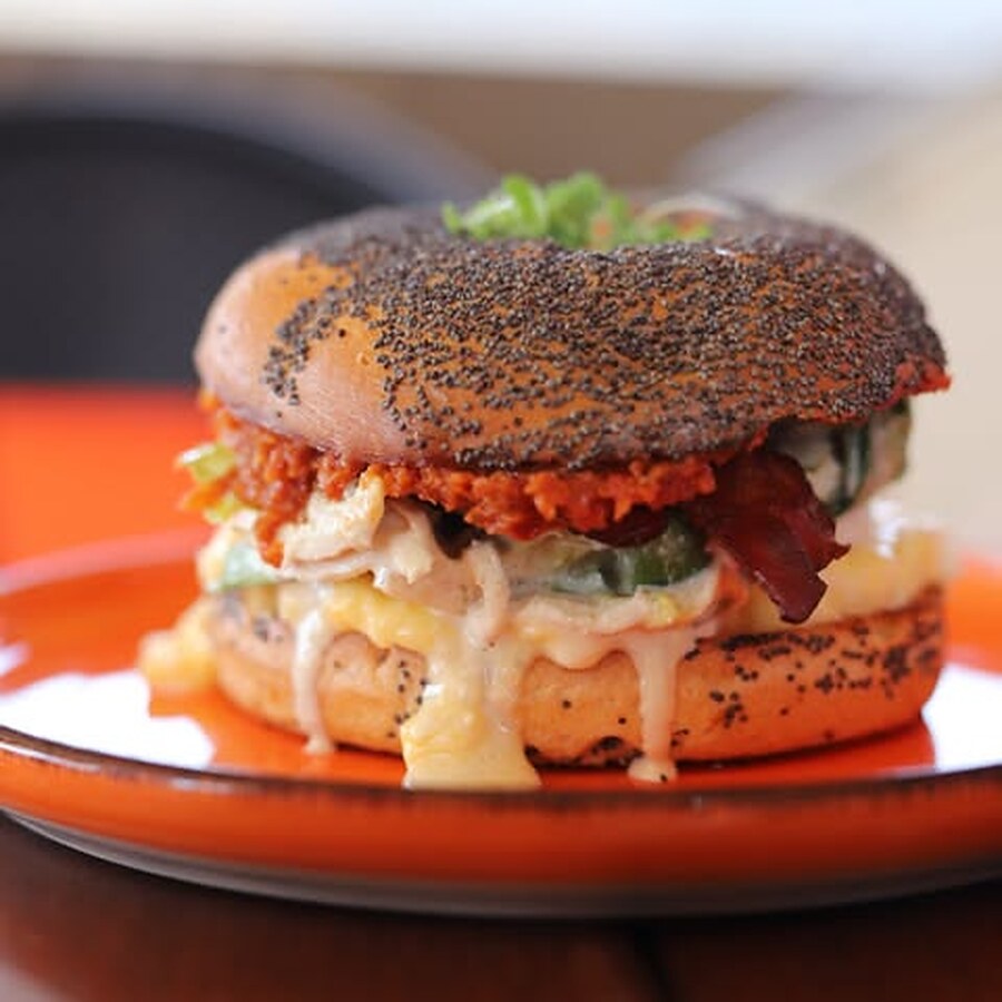 Bagel gourmand servi chez Marie-Christine Café